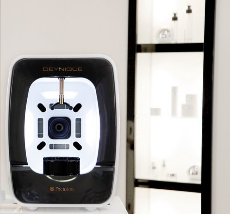 Digitale Hautanalyse mit dem DEYNIQUE-Gerät im Kosmetikinstitut Charisma